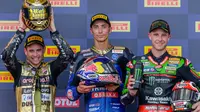 Pembalap PATA Yamaha with Brixx WorldSBK, Toprak Razgatlioglu, berhasil menyapu bersih kemenangan pada WorldSBK Mandalika 2022. Dia sukses finis terdepan pada Race 1 dan 2, serta Superpole Race. (AFP/PANJI ANGGORO)