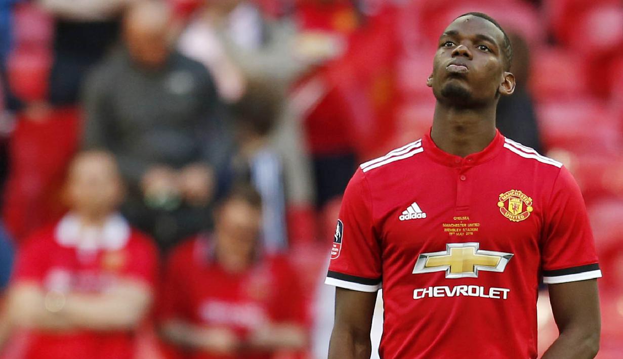 Gelandang Manchester United, Paul Pogba, tampak kecewa usai dikalahkan Chelsea pada laga final Piala FA 2017-2018 di Stadion Wembley, Sabtu (19/5/2018). Chelsea menang 1-0 atas Manchester United. (AFP/Ian Kington)