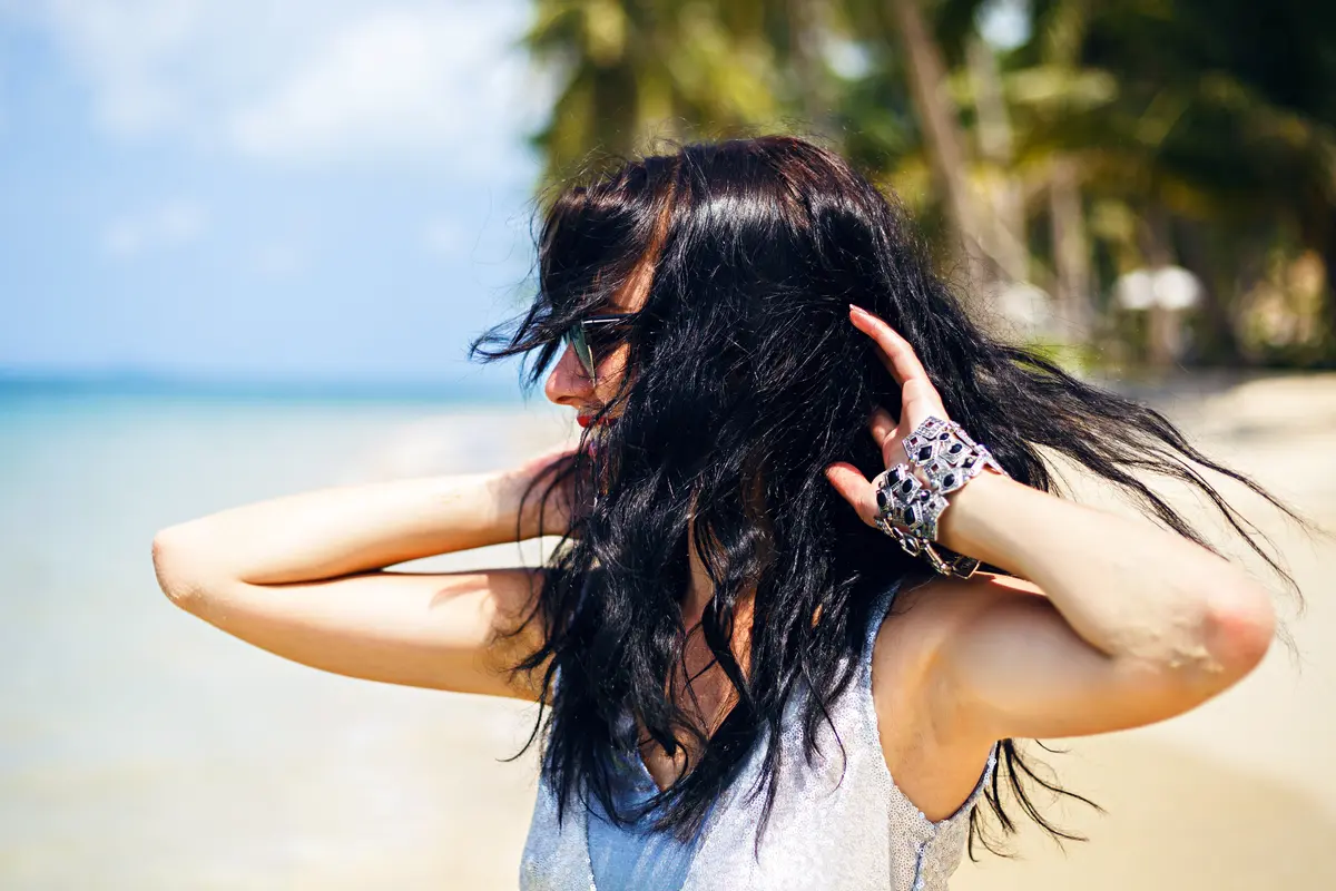 Ilustrasi perempuan sedang beraktivitas di pantai/freepik.com/haritanita