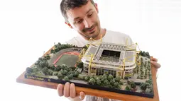 Pemain Kroasia Josip Marsic mempersembahkan pada 8 Juli 2024 miniatur tim Bundesliga Jerman Borussia Dortmund, stadion sepak bola Signal Iduna dari kertas karton, berbagai bahan kemasan, kabel, sebagai hobi, yang dibangun sendiri di apartemennya di Munich. (Michaela STACHE / AFP)