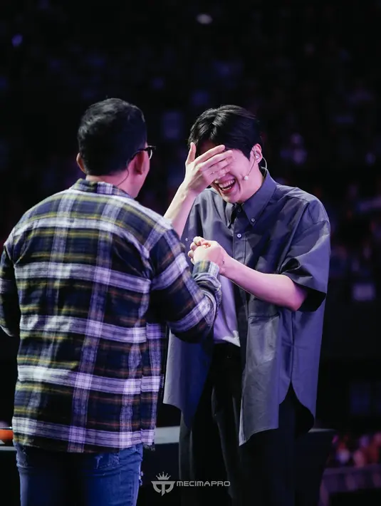 <p>Lagi-lagi bintang serial Hometown Cha-Cha-Cha ini tidak bisa menahan tawanya. Kim Seon Ho memang tampak senagat ceria sepanjang acara. (Foto: Mecimapro)</p>