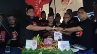 Relawan Tim 7 se-Bogor Raya merayakan ulang tahun ke-63 Presiden Jokowi. Momen ulang tahun Jokowi ini dirayakan para relawan di kawasan Tugu Kujang, Kota Bogor pada Jumat (21/6/2024) dini hari. (Liputan6.com/Achmad Sudarno)