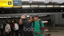 Fans berfoto selfie bersama Abduh Lestaluhu saat Timnas Indonesia tiba dari Thailand di Bandara Soekarno-Hatta, Cengkareng, (18/12/2016). (Bola.com/Nicklas Hanoatubun)