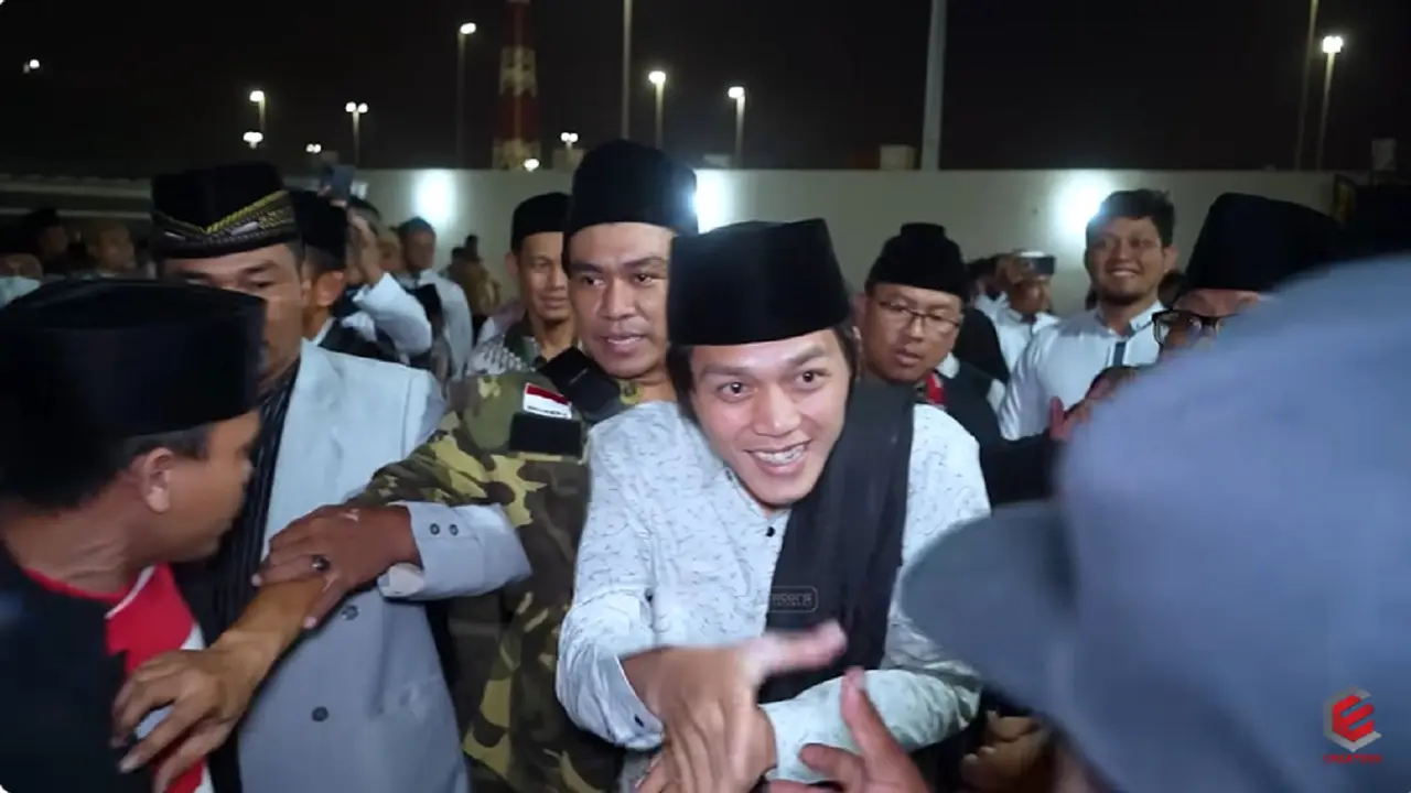 Para Jemaah Berebut Ingin Bersalaman dengan Gus Iqdam (SS: YT  Creators Entertainment)