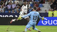 Penyerang Real Madrid asal Brasil #07, Vinicius Junior, menantang kiper Levante asal Spanyol #13, Mathew Ryan, dalam pertandingan Liga Spanyol antara Levante UD dan Real Madrid CF di stadion Ciutat de Valencia di Valencia, Rabu (24-9-2025) dini hari WIB. (Jose JORDAN/AFP)