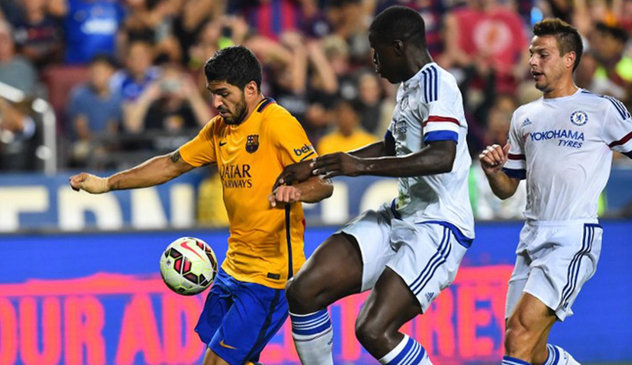 Luis Suarez (kiri) mengontrol bola dari kejaran dua pemain Chelsea saat International Champions Cup 2015 di Landover, Maryland, Rabu (29/7/2015). Chelsea menang 4-2 lewat adu penalti, usai bermain imbang 2-2 waktu normal. (AFP/NICHOLAS KAMM)