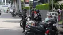 Pasukan bermotor Brimob bersiaga di sekitar Hotel Mandarin Oriental, Jakarta, Minggu (2/7). Sebanyak 410 personel gabungan Polri dan TNI disiapkan untuk mengamankan perjalanan Barack Obama menuju Bandara Halim Perdanakusuma. (Liputan6.com/Angga Yuniar)