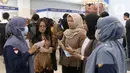 Para pencari kerja mendengarkan keterangan petugas saat menghadiri Jakarta Job Fair 2023. (Liputan6.com/Herman Zakharia)