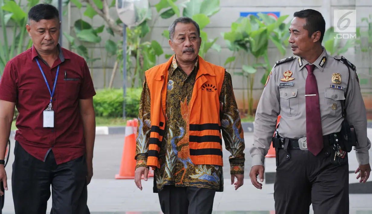 Mantan Ketua Pengadilan Tinggi Manado, Sudiwardono mendatangi Gedung KPK, Jakarta, Rabu (31/1). Sudiwardono diperiksa terkait dengan kasus dugaan suap penanganan perkara yang melibatkan politikus Partai Golkar, Aditya Moha. (Liputan6.com/Herman Zakaharia)