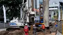 Para pekerja sedang menyelesaikan pembangunan Fly Over Ciledug - Tendean di Kebayoran Lama, Jakarta, Kamis, (12/3/2015). Direktorat Lalu Lintas Polda Metro Jaya merencanakan rekayasa arus lalu lintas di kawasan tersebut (Liputan6.com/Johan Tallo)