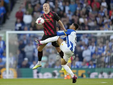 Bek Brighton and Hove Albion, Levi Colwill berebut bola dengan penyerang Manchester City, Erling Haaland dalam laga tunda pekan ke-32 Premier League 2022/2023 di Stadion Amex, Kamis (25/5/2023) dini hari WIB. (AP Photo/Kirsty Wigglesworth)