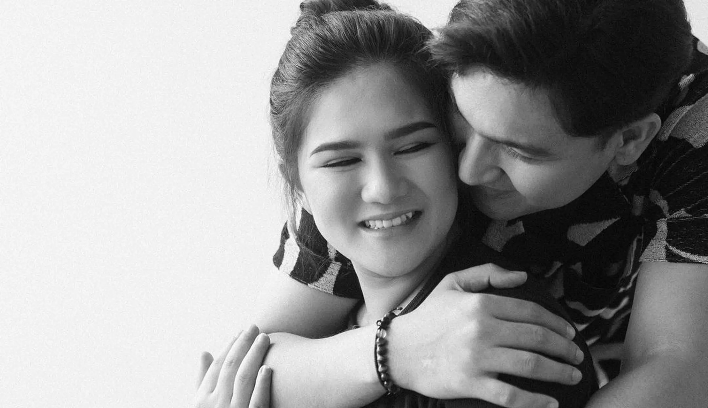 6 Gaya Maternity Shoot Masayu Clara dan Suami, Kompak Tampil Dreamy