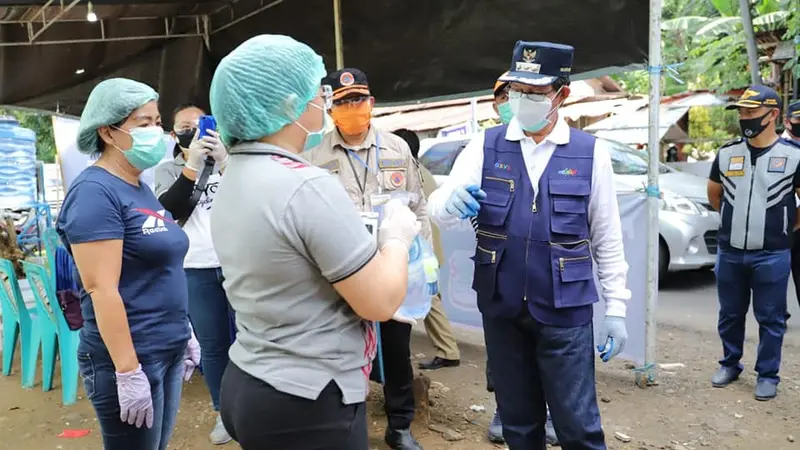 Wali Kota Manado GS Vicky Lumentut saat memantau pos kontrol kesehatan di salah satu pintu masuk Kota Manado.