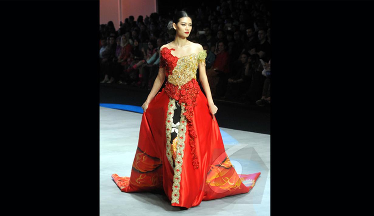 Salah satu rancangan Fransisca Darmawan yang menampilkan kebaya modern dengan warna yang cerah di Indonesia Fashion Week 2015, JCC, Minggu (1/3/2015). (Liputan6.com/Panji Diksana)
