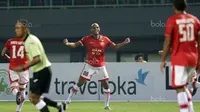 Pemain Persija Jakarta, Reinaldo merayakan gol ke gawang Persela Lamongan pada lanjutan Liga 1 2017 di Stadion Patriot Bekasi, Minggu (27/8/2017). Pnrsija menang 2-0.  (Bola.com/Nicklas Hanoatubun)