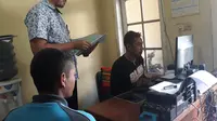 Pelaku AR, tengah melakukan pemeriksaan intensif di kantor Mapolsek Tarogong Kidul (Liputan6.com/Jayadi Supriadin)