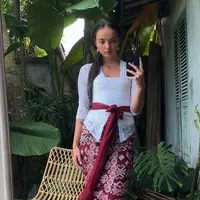Inka Williams tampil manis dalam balutan kebaya Bali. (Foto: Instagram/ inkawilliams)