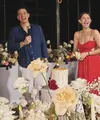 Tampak Nana mengenakan gaun merah spaghetti strap dengan bagian dada cukup terbuka. Dress tersebut memiliki model cut out di bagian perut dengan bagian bawah flowy.[@agungprastista]