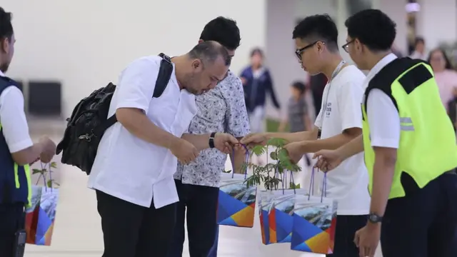 Ribuan penumpang di Terminal 1,2 dan 3 Bandara Internasional Soekarno Hatta Tangerang, dapatkan bibit pohon gratis, Kamis (10/1/2019).