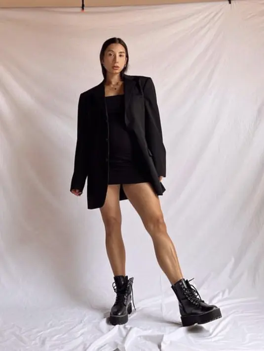 <p>Tampil bergaya seperti Jennifer Bachdim mengenakan oversize blazer dan mini dres hitam, dipadukam sepatu boots. (@jenniferbachdim)</p>