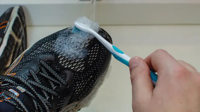 Bikin Cepat Rusak, Inilah 3 Kesalahan yang Perlu Dihindari saat Mencuci Sepatu