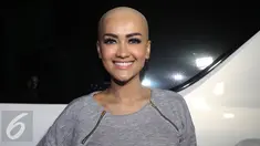 Julia Perez alias Jupe menunjukkan kepala pelontosnya saat ditemui di kawasan Kuningan, Jakarta, Senin (4/4/2016).  Hal ini dilakukan Jupe demi untuk memberi dukungan bagi perempuan pengidap kanker (Liputan6.com/Herman Zakharia)