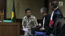 Mantan Ketua Umum PPP, M Romahurmuziy (kiri) saat menjalani sidang pembacaan dakwaan di Pengadilan Tipikor, Jakarta, Rabu (11/9/2019). JPU KPK mendakwa M Romahurmuziy terlibat kasus suap jual-beli jabatan di lingkungan Kementerian Agama (Kemenag). (Liputan6.com/Helmi Fithriansyah)