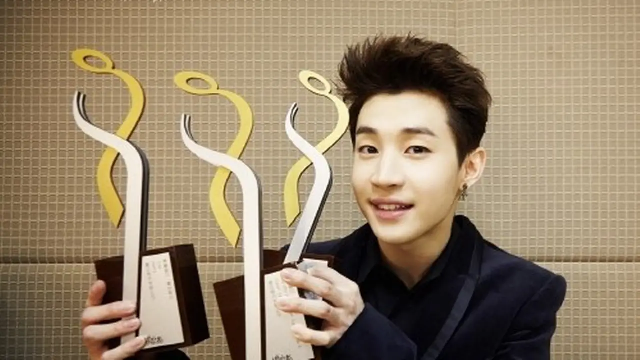 Henry Super Junior-M Ramah Saat Berbaur dengan Warga Lokal