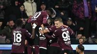 Para pemain Salernitana merayakan gol yang dicetak Antonio Candreva setelah membobol gawang AC Milan dalam lanjutan Liga Italia di&nbsp;Stadio Arechi, Sabtu (23/12/2023) dini hari WIB. (Dok. Salernitana)