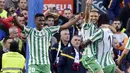 Selebrasi yang ditunjukan pemain Real Betis saat Joaquin mencetak gol kedua Real Betis bola ke gawang Barcelona pada menit ke-20 pada laga lanjutan La Liga 2018/19 yang berlangsung di stadion Camp Nou. Real Betis menang 4-3. (AFP/Josep Lago)