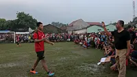 Beberapa pemain Liga Super Indonesia seperti Leonard Tupamahu, Titus Bonay, Aditya Harlan, Syahroni dan Achmad Jufriyanto bermain sepak bola tarkam di lapangan sepak bola Latus, Kedaung Tangerang Selatan.  (Bola.com/Peksi Cahyo)