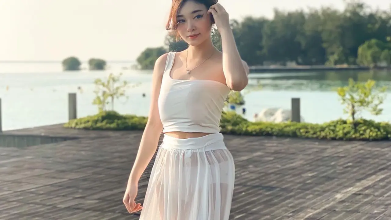 Gaya Livy Renata Pakai Outfit Putih Ini Menawan, Aura Bintang Terpancarkan