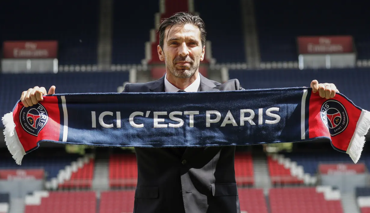 2. Gianluigi Buffon - PSG memperkenalkan kiper legendaris Italia ini sebagai pemain baru dengan kontrak satu tahun dan opsi perpanjangan. Penjaga gawang 40 tahun ini didatangkan dari Juventus secara gratis karena kontraknya habis. (AFP/Thomas Samson)