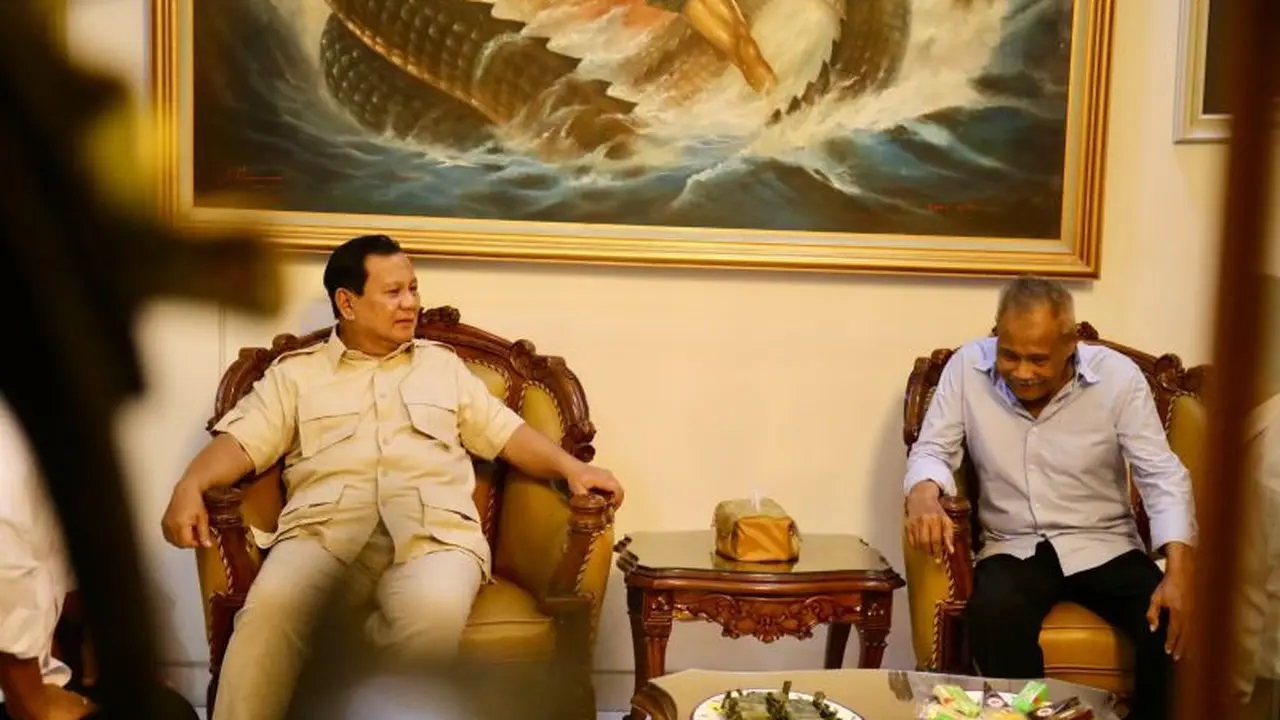 Prabowo saat menjadi Menhan bertemu dan jenderal TNI (purn) Subagyo Hadi Siswoyo di kediaman Subagyo di Yogyakarta, Minggu (2/6/2024). (Dokumentasi humas Menhan).