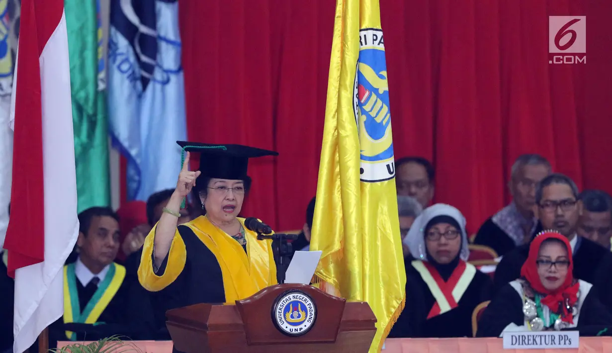 Presiden kelima RI Megawati Soekarnoputri memberi orasi ilmiah saat penganugerahan gelar Doktor Kehormatan di Universitas Negeri Padang, Rabu (27/9). Megawati dianugerahi gelar Doktor Kehormatan bidang Politik Pendidikan. (Liputan6.com/Helmi Fithriansyah)