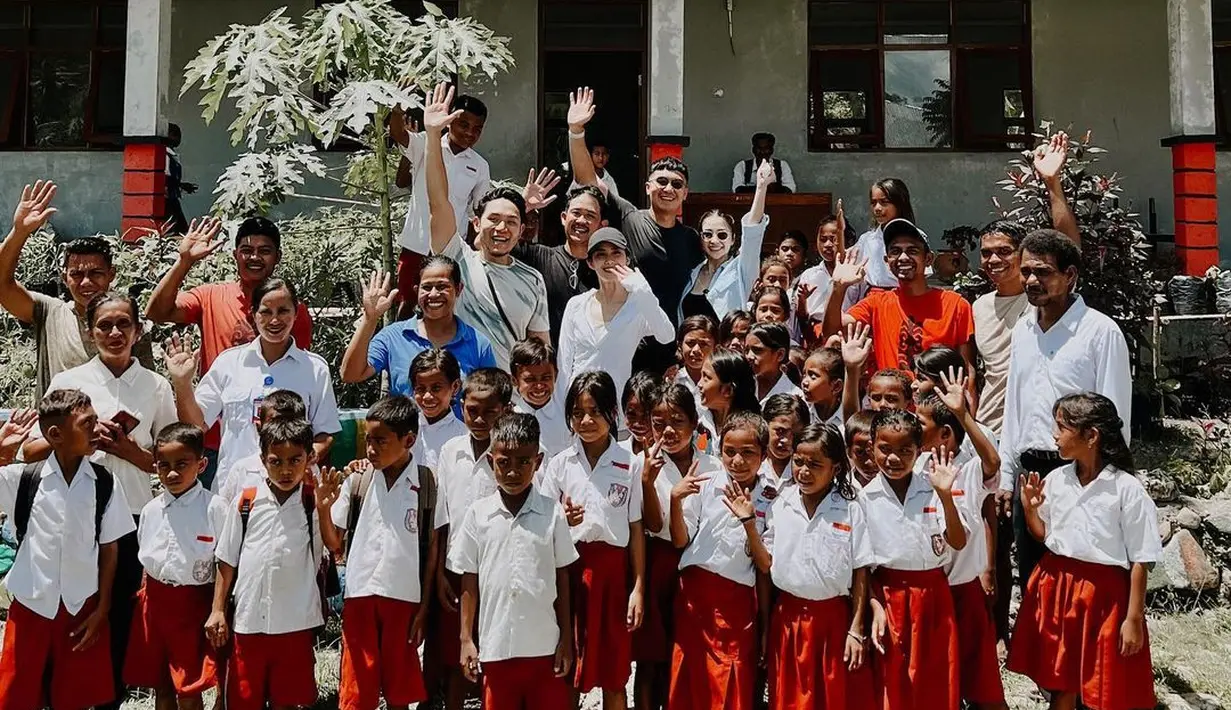 Selain liburan, Nikita Willy juga menyempatkan waktu mengunjungi SD di Sumba.