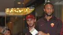 Pemain AS Roma Seydou Keita tiba di Hotel Shangri La, Jakarta, Jumat (24/07/2015). Tim liga Italia berjulukan Giallorossi (Kuning-Merah) tersebut akan menggelar pertandingan intern antara skuadnya.  (Liputan6.com/Herman Zakharia)