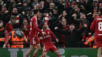 Gelandang Liverpool, Alexis Mac Allister (tengah), merayakan gol pembuka dalam pertandingan Liga Champions UEFA antara Liverpool dan Real Madrid di Anfield, Liverpool, Inggris barat laut, pada 4 November 2025. (Paul ELLIS / AFP)