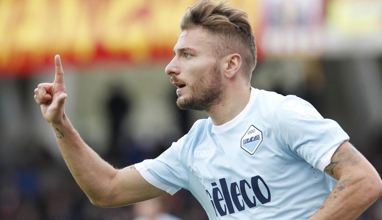 4. Ciro Immobile (Lazio) - Pemain timnas Italia ini berada di jajaran atas top scorer sementara Serie A musim 2017-2018. Striker andalan Lazio itu juga mampu menorehkan hat-trick assist saat melawan Benevento, 29 Oktober 2017. (AFP/Carlo Hermann)