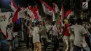 Pendukung pasangan Capres 01 Joko Widodo-Ma'aruf Amin berkumpul di kawasan Tugu Proklamasi, Jakarta, Rabu (17/4). Pendukung melakukan pawai usai mengetahui hasil hitung cepat dari berbagai lembaga survey yang mengeluarkan hasil Capres 01 mengungguli Capres 02. (Liputan6.com/Faizal Fanani)