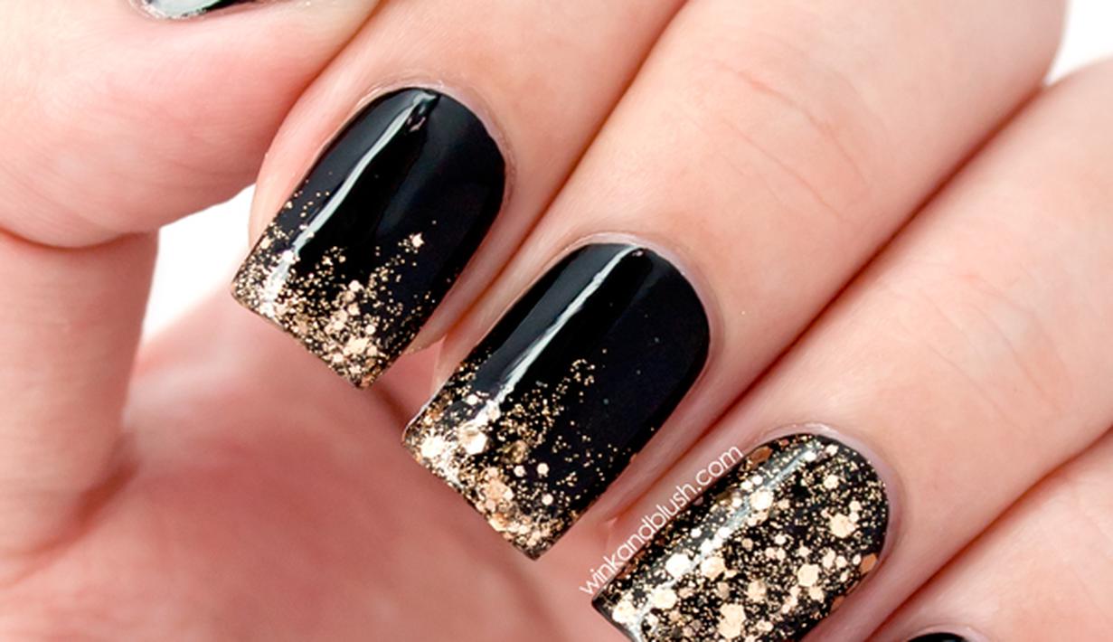 Tampil Cetar Dengan Nail Art Black and Gold Super Elegan Photo