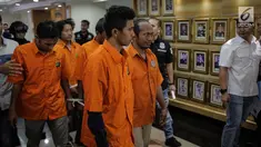 Tersangka dihadirkan saat rilis di Polda Metro Jaya, Jakarta, Selasa (19/3). Polisi mengamankan lima orang tersangka dan barang bukti perampasan dua truk tangki Pertamina berisi 32.000 liter BBM biosolar. (Liputan6.com/Faizal Fanani)