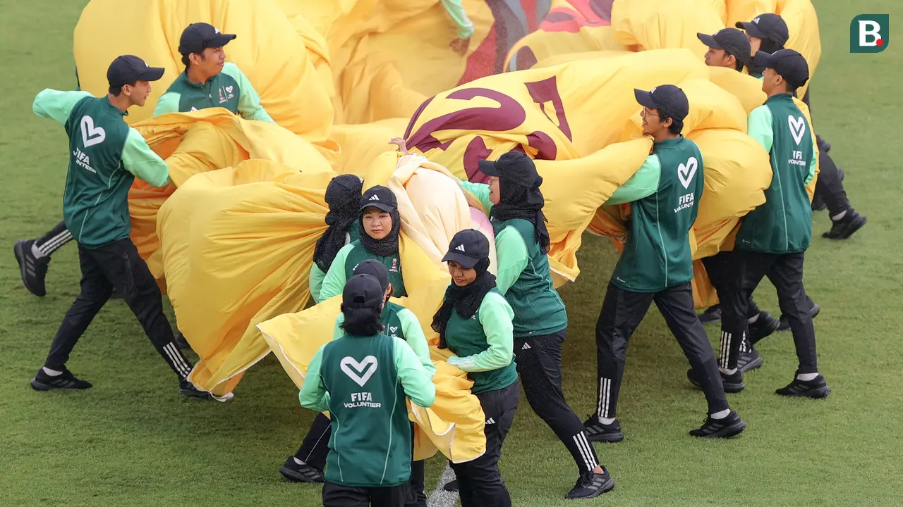 Foto: Aksi Kompak Para Petugas Bendera di Piala Dunia U-17 2023, Bikin Pembuka Laga Lebih Berwarna
