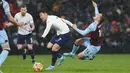 Penyerang Tottenham Hotspur, Son Heung-Min (kiri) berebut bola dengan bek Burnley, Connor Roberts pada pertandingan lanjutan Liga Inggris di Stadion Turf Moor, Inggris, Kamis (24/2/2022). Burnley menang tipis atas Tottenham 1-0. (AFP/Nigel Roddis)