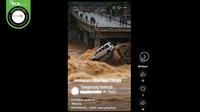 Gambar tangkapan layar&nbsp;video yang diklaim jembatan Citra Raya, Cikupa, Tangerang ambruk setelah diterjang banjir bandang. (sumber: Facebook)