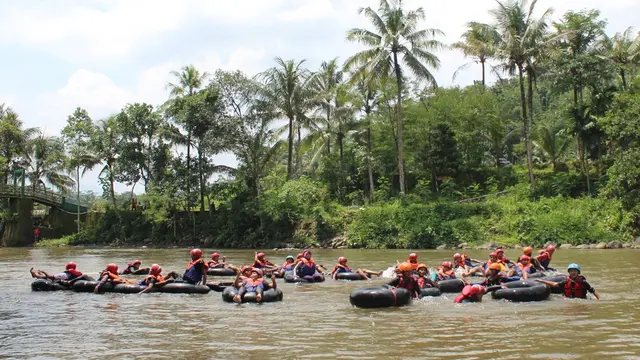 Usai memacu adrrenalin di derasnya sungai, wisatan bisa bersantai menikmati tenangnya aliran Sungai Klawing. (Liputan6.com/Dinkominfo PBG/Muhamad Ridlo)