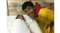 Dede Sunandar tampak bahagia atas kelahiran putra keduanya (Foto: Instagram/@lambe_turah)