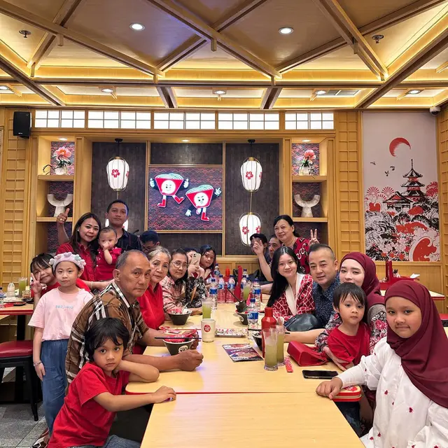 7 Potret Inara Rusli Rayakan Imlek, Tampil Menawan dengan Hijab Merah