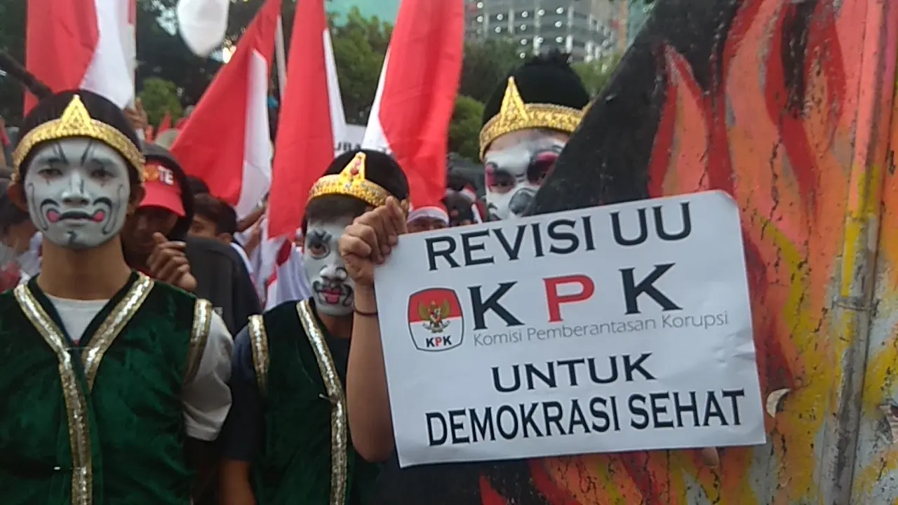 Demo di depan KPK terkait revisi undang undang, Sabtu (14/9/2019).