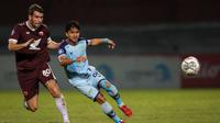 Pemain Persela Lamongan, Akbar (kanan) berebut bola dengan pemain PSM Makassar, Willem Jan Pluim dalam laga pekan ke-15 BRI Liga 1 2021/2022 di Stadion Moch. Soebroto, Magelang, Kamis (02/12/2021). (Bola.com/Bagaskara Lazuardi)